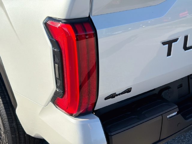 Used 2025 Toyota Tundra Limited AWD/4WD image 10