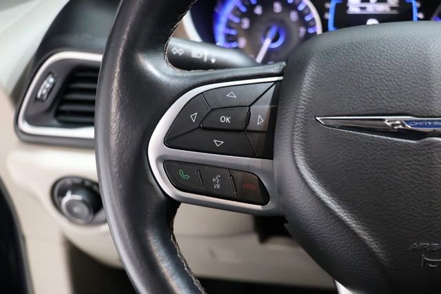 Used 2017 Chrysler Pacifica Touring-L FWD image 19