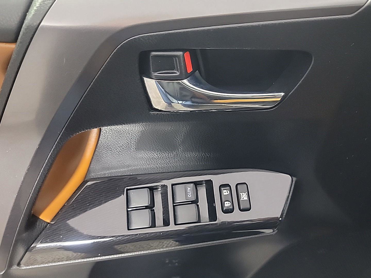 Used 2018 Toyota RAV4 SE w/ Power Extra Value Package image 36