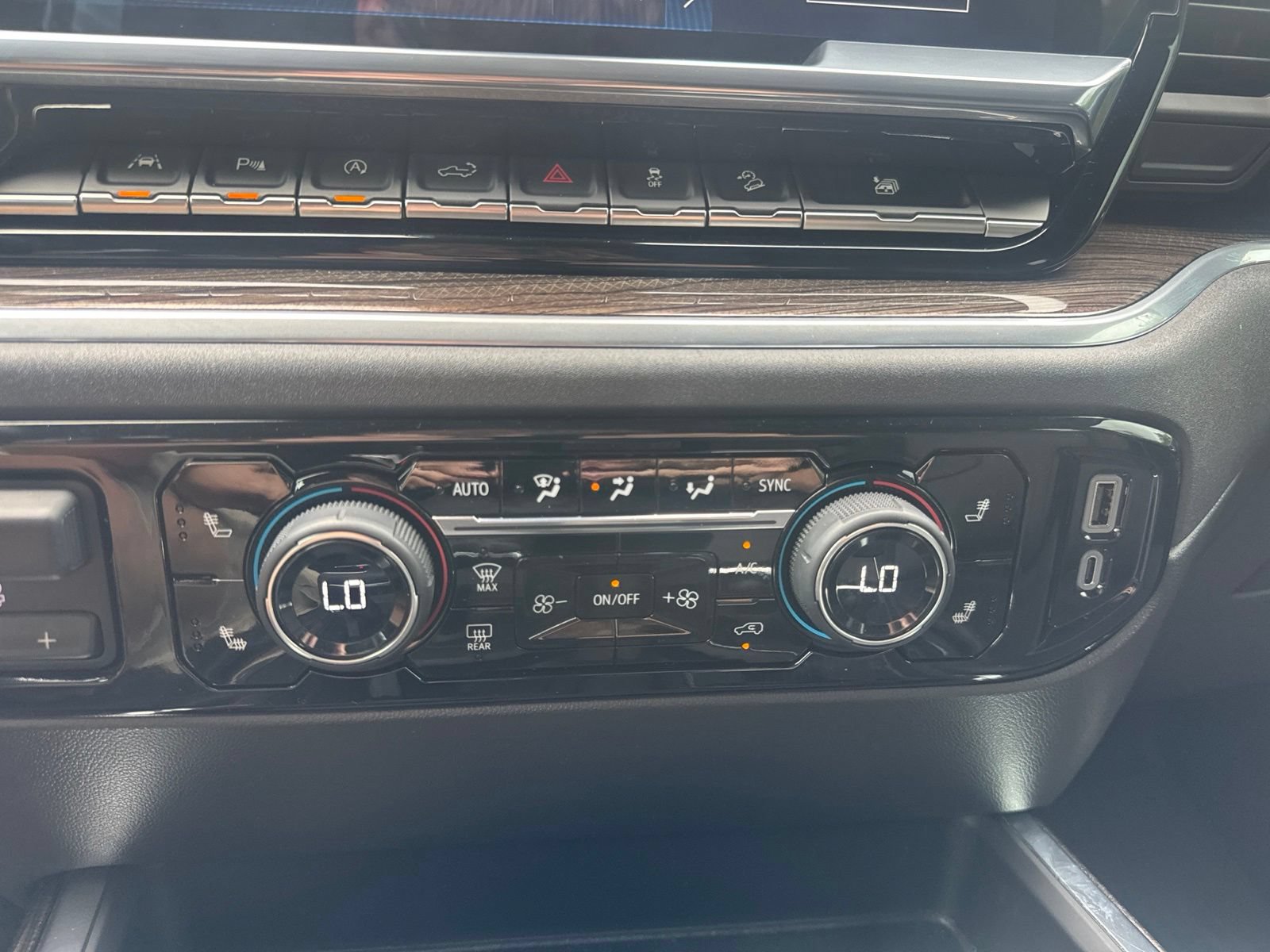 Used 2025 Chevrolet Silverado 1500 LT Trail Boss w/ LT Trail Boss Premium Package AWD/4WD image 32