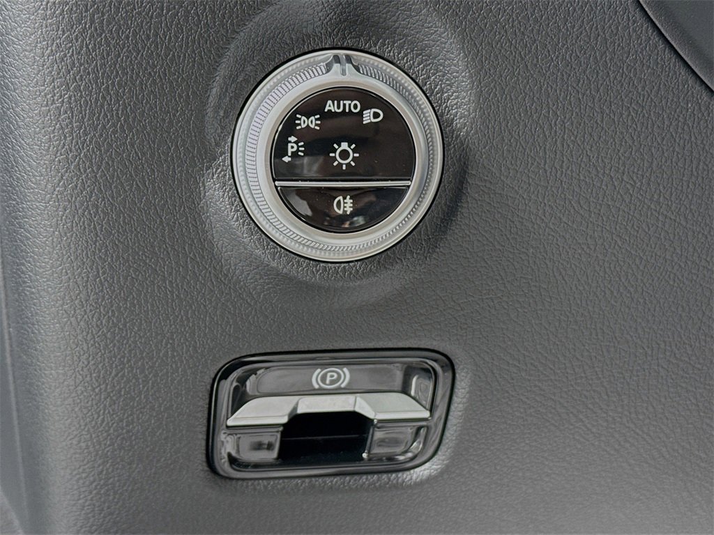 Used 2025 Mercedes-Benz C 300 4MATIC Sedan image 10