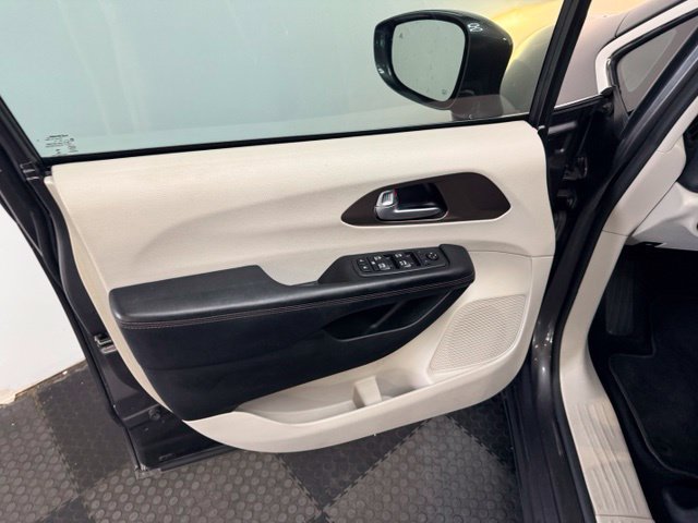 Used 2018 Chrysler Pacifica Touring-L Plus w/ Advanced Safetytec Group FWD image 18