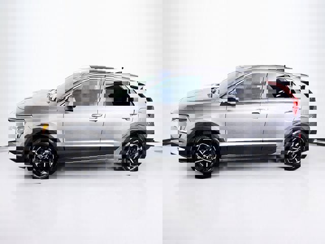 Used 2024 Kia Niro LX image 1