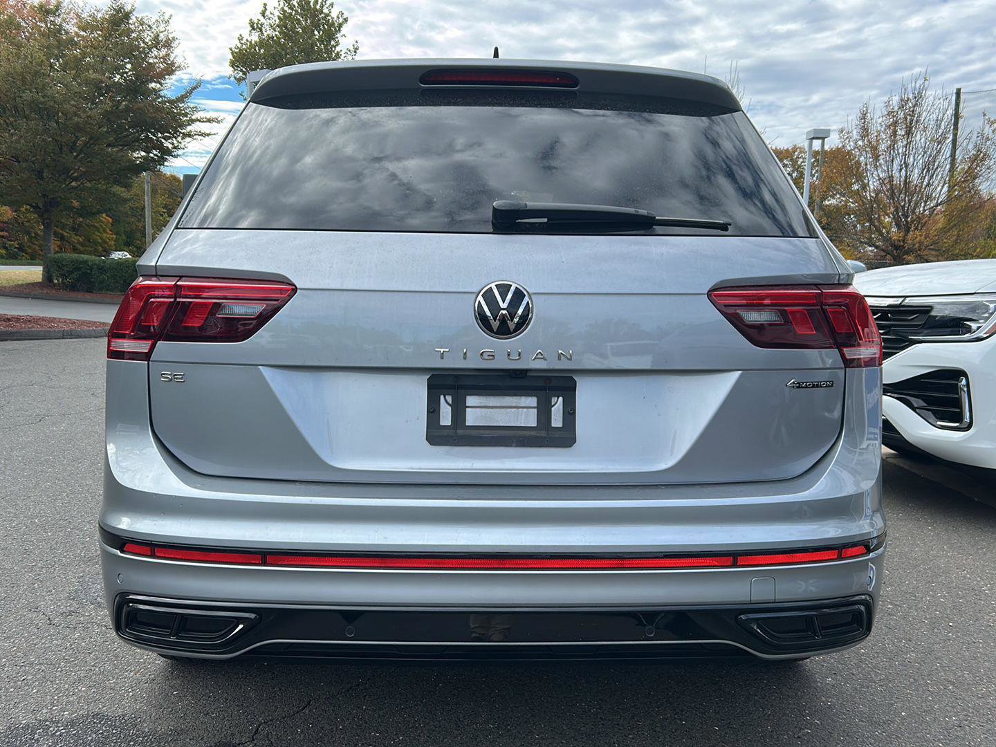 Used 2024 Volkswagen Tiguan SE R-Line image 3