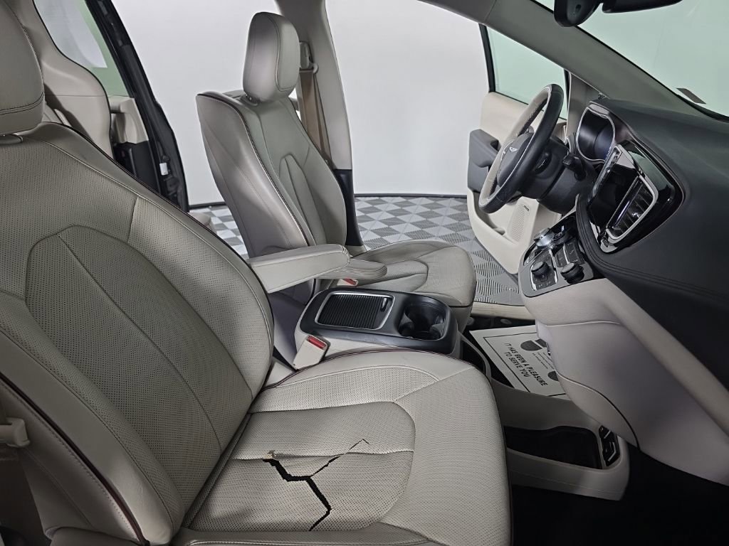 Used 2017 Chrysler Pacifica Limited image 46