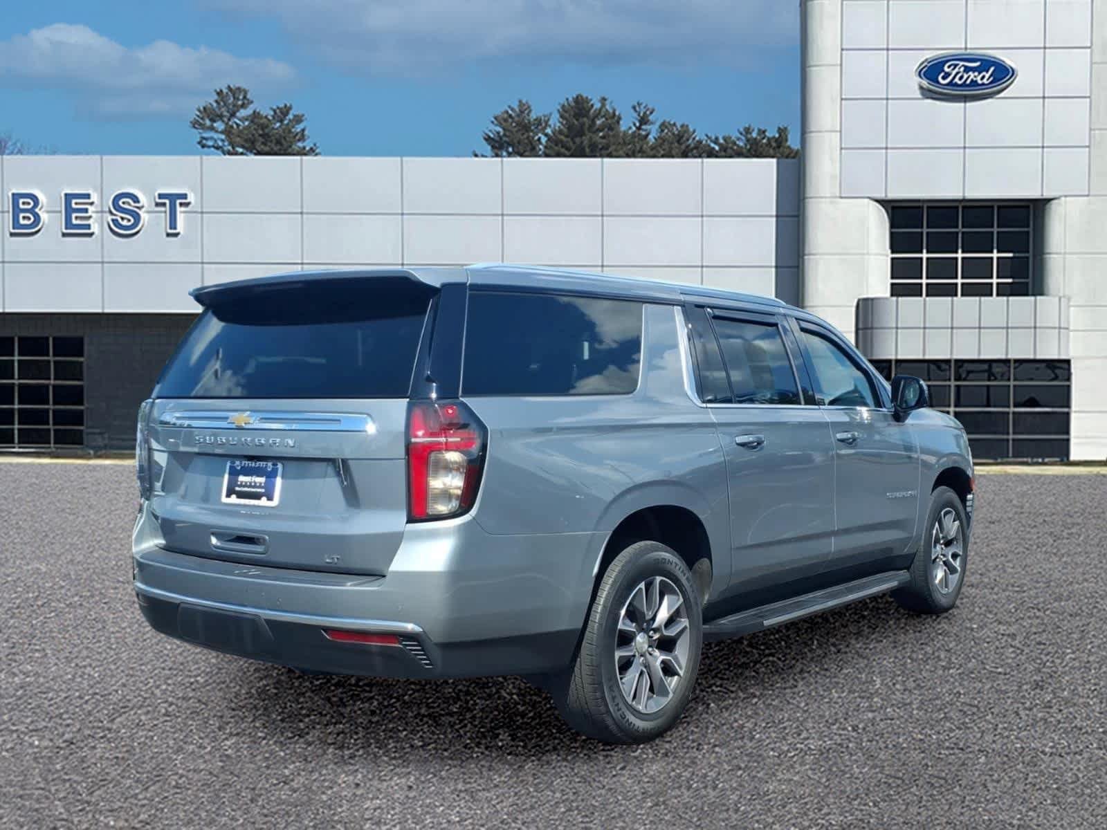 Used 2023 Chevrolet Suburban LT w/ Luxury Package AWD/4WD image 8