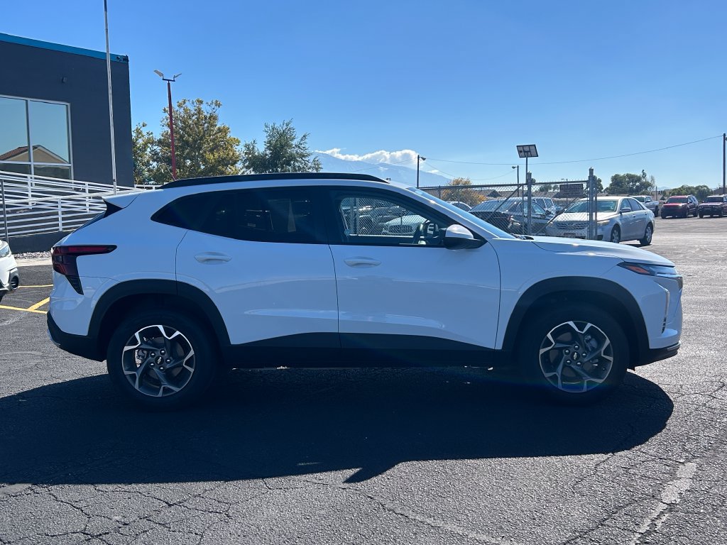 Used 2026 Chevrolet Trax LT FWD image 2