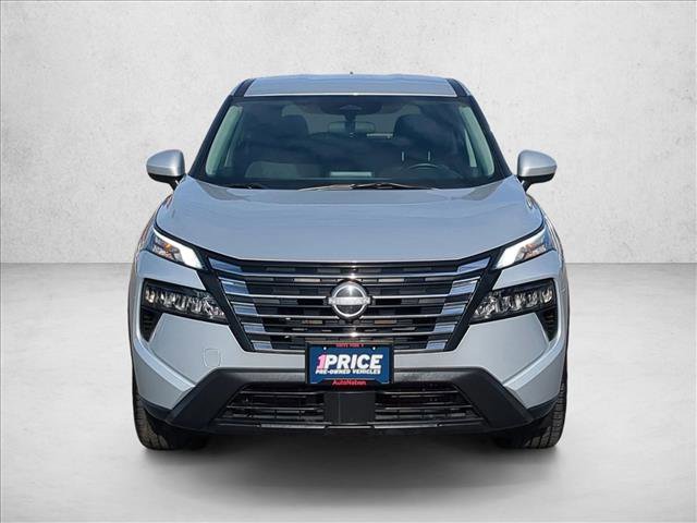 Used 2024 Nissan Rogue SV image 2