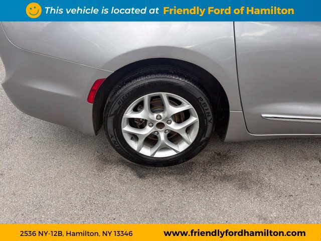 Used 2017 Chrysler Pacifica Touring-L w/ Tire & Wheel Group FWD image 16