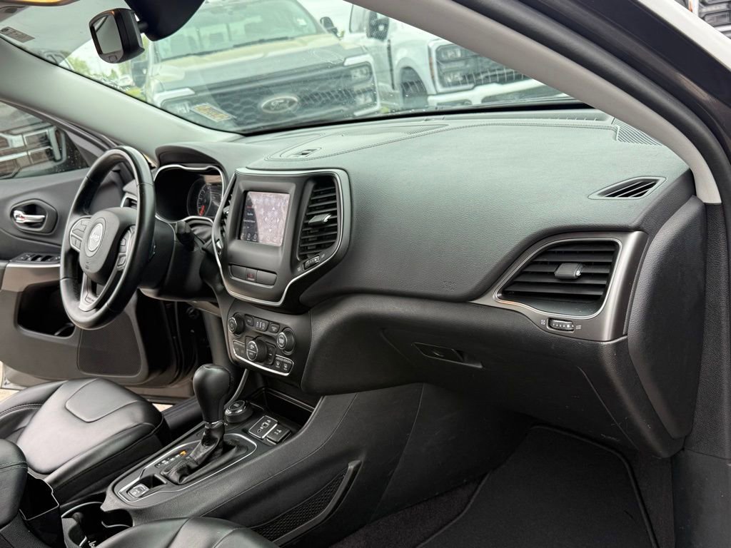 Used 2019 Jeep Cherokee Latitude Plus w/ Comfort/Convenience Group image 16