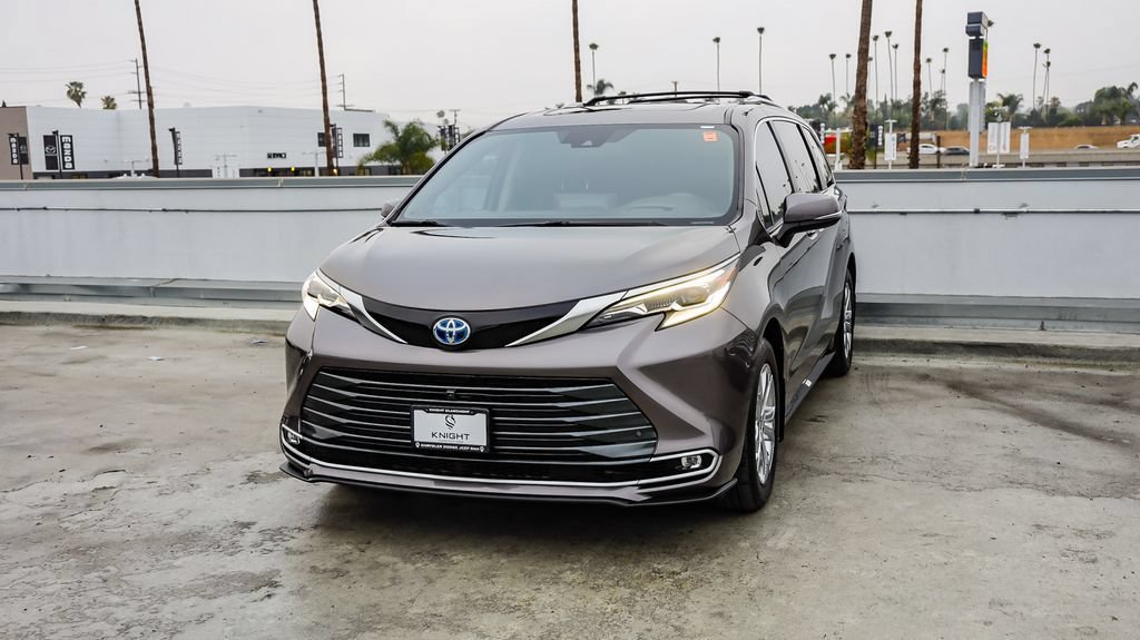 Used 2024 Toyota Sienna Platinum AWD/4WD image 4