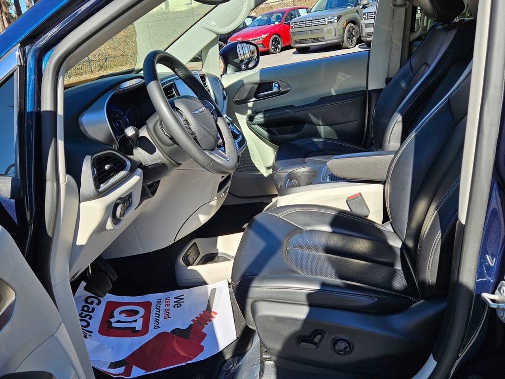 Used 2023 Chrysler Pacifica Touring-L image 5