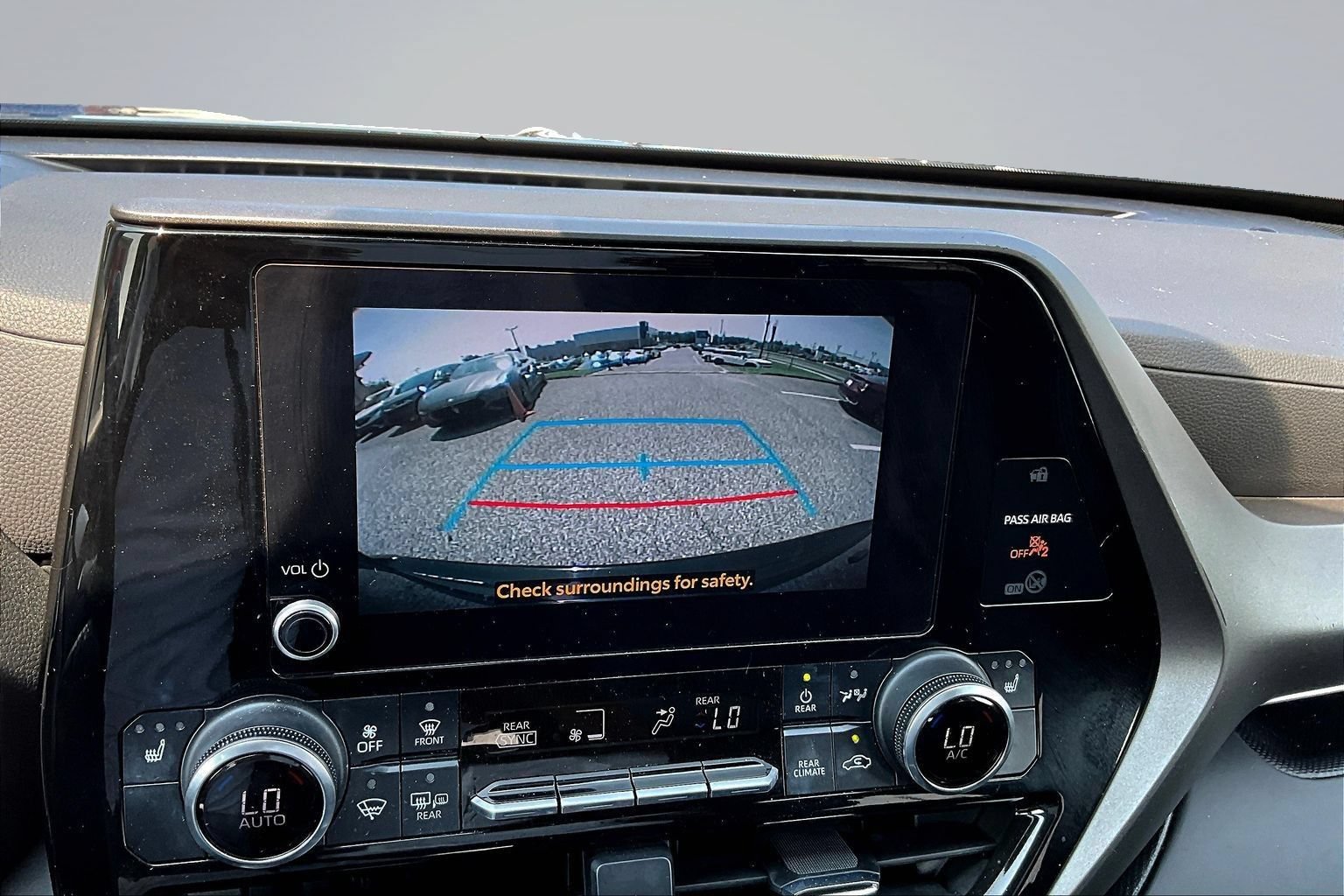 Used 2023 Toyota Highlander XLE FWD image 11