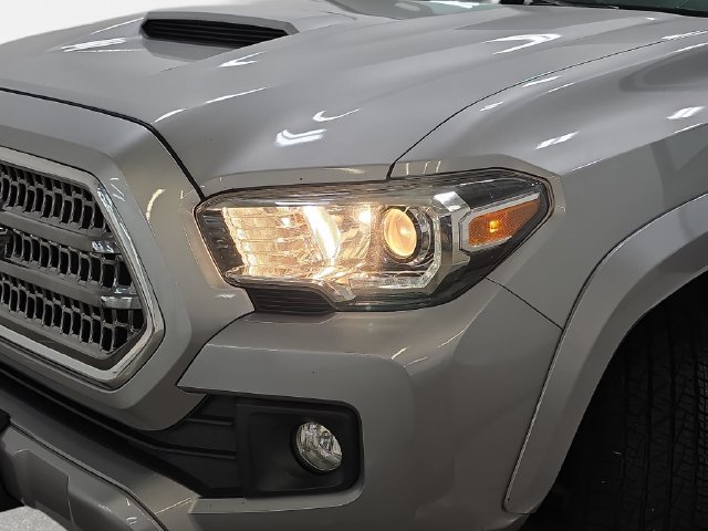 Used 2017 Toyota Tacoma TRD Sport w/ Tow Package (A/T) AWD/4WD image 30
