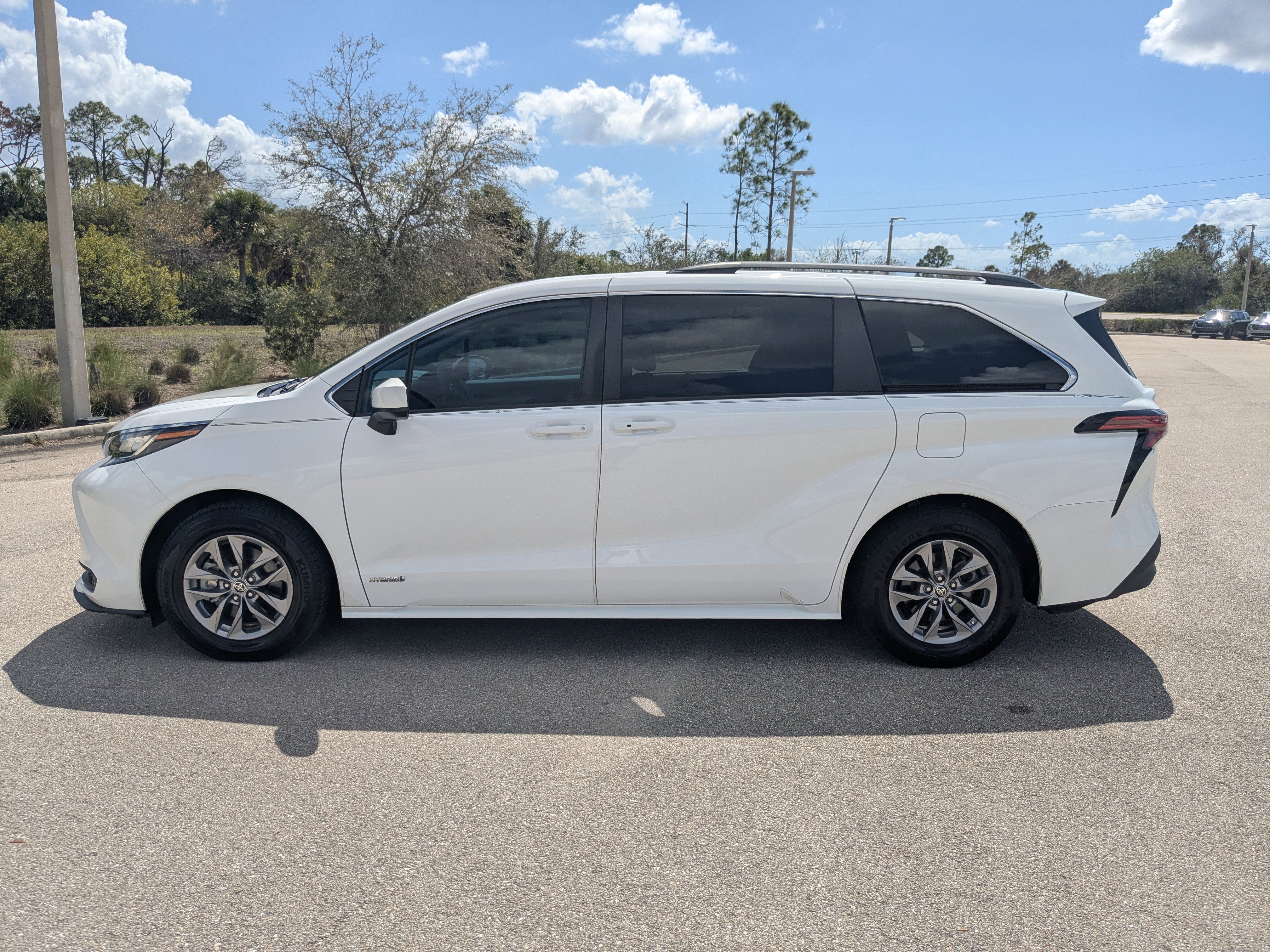 Used 2021 Toyota Sienna LE w/ LE Plus Package image 8
