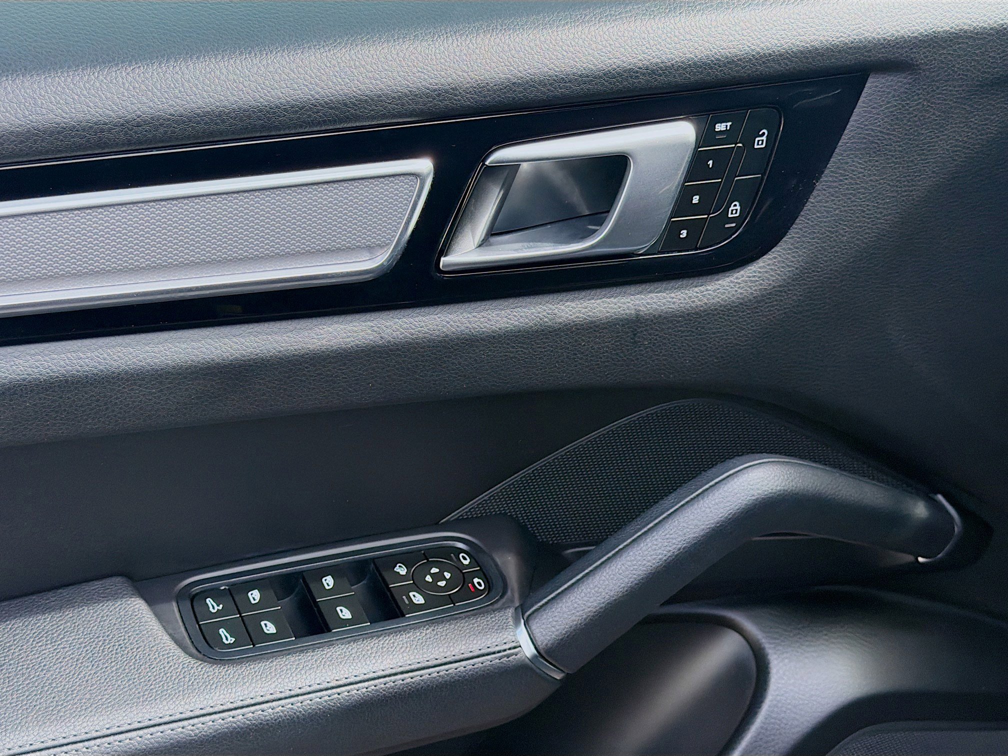 Used 2023 Porsche Cayenne Platinum Edition image 14