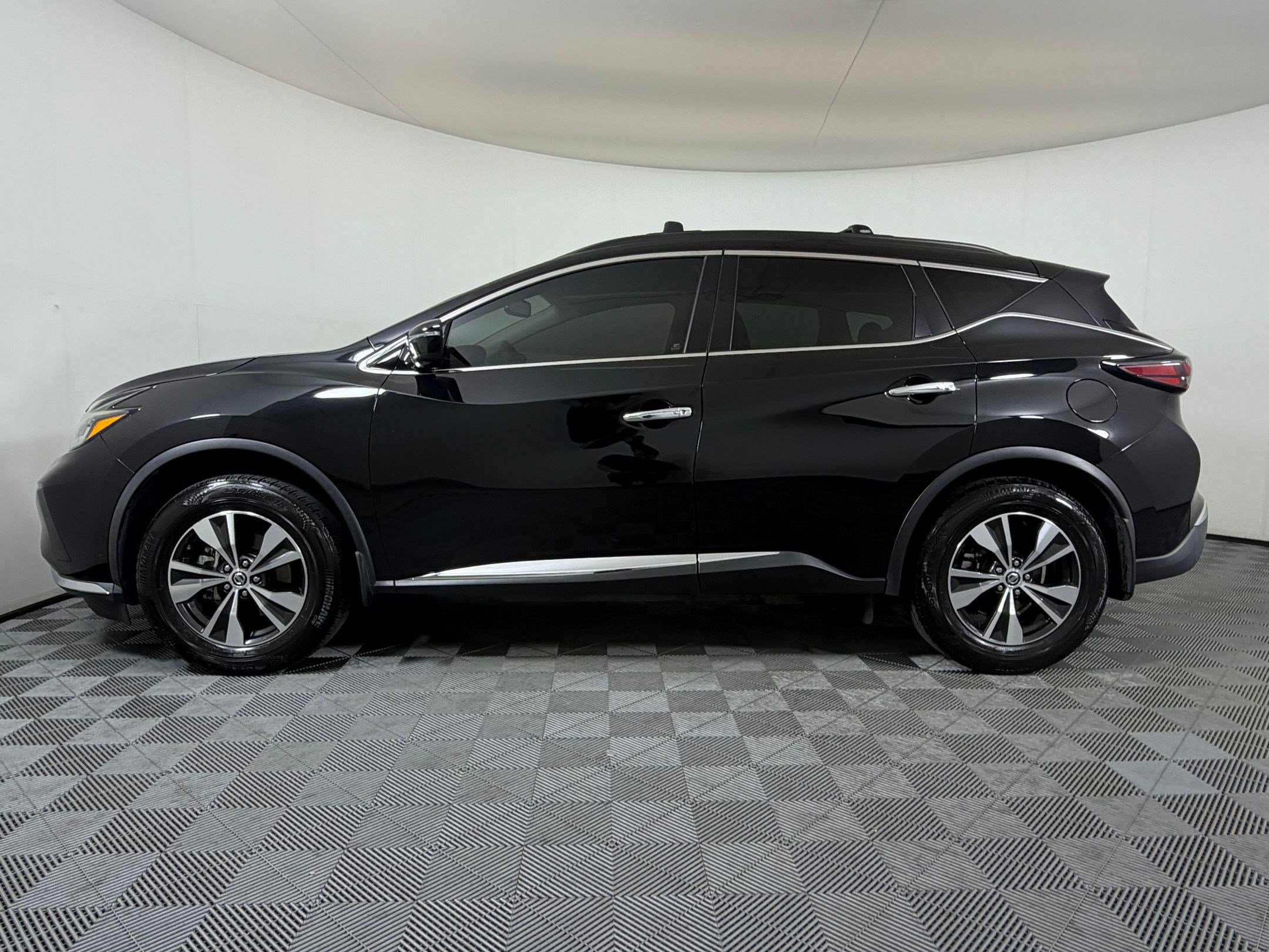 Used 2019 Nissan Murano SV FWD image 2