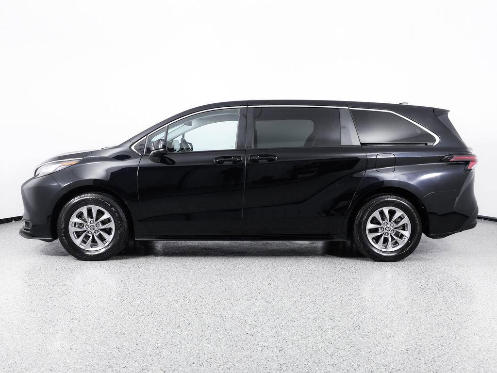 Used 2023 Toyota Sienna LE AWD/4WD image 5