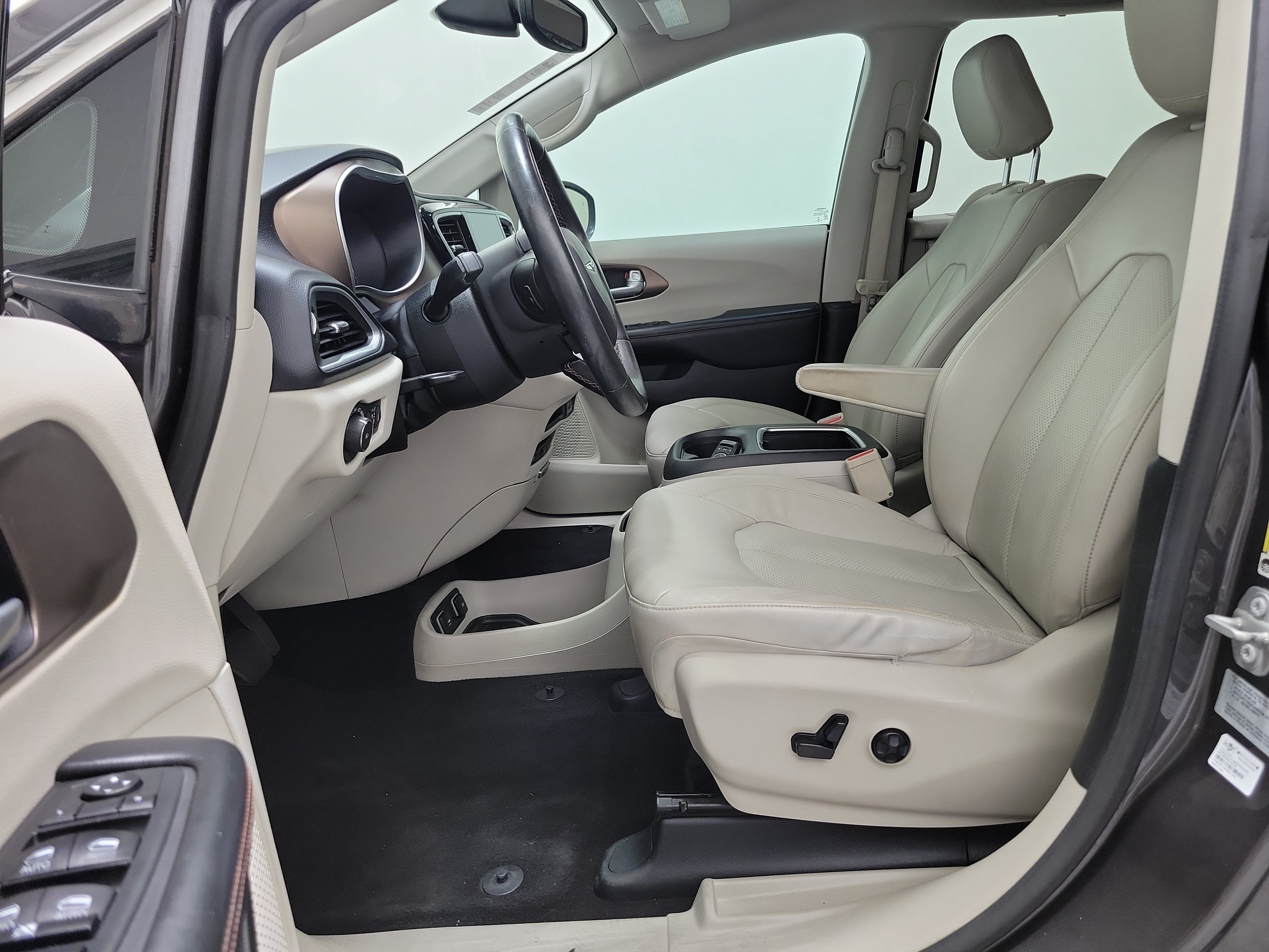 Used 2017 Chrysler Pacifica Touring-L Plus w/ Tire & Wheel Group FWD image 19