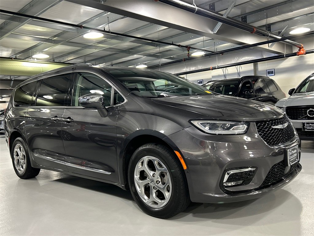 Used 2021 Chrysler Pacifica Limited w/ Uconnect Theater Family Group