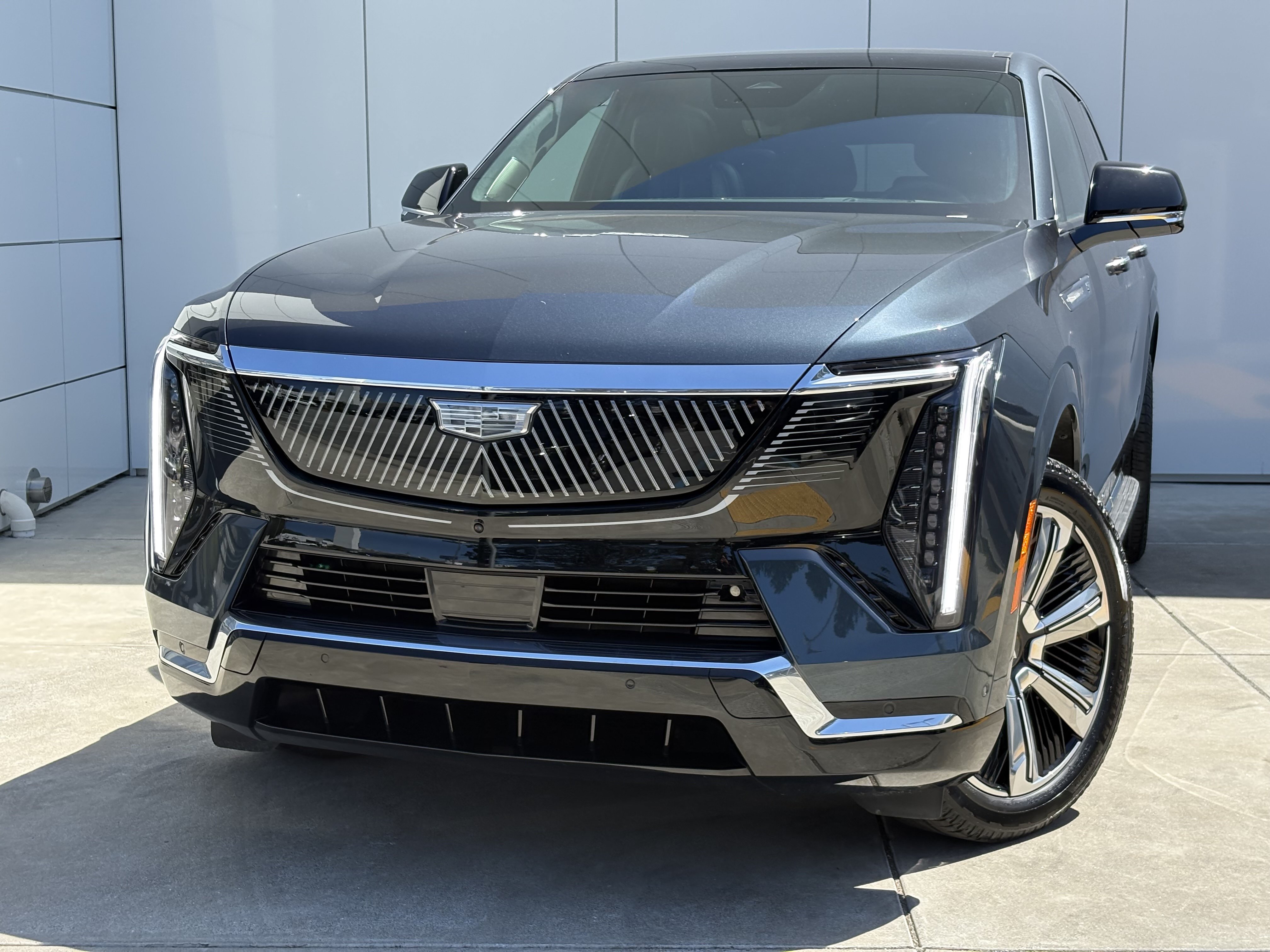 Certified 2025 Cadillac Escalade IQ Luxury 2 w/ LPO, Premium Carpet Package AWD/4WD image 1