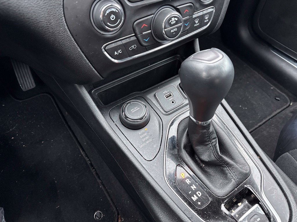 Used 2019 Jeep Cherokee Limited AWD/4WD image 19