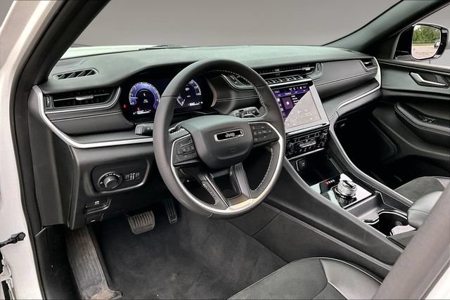 Used 2025 Jeep Grand Cherokee Altitude RWD image 16
