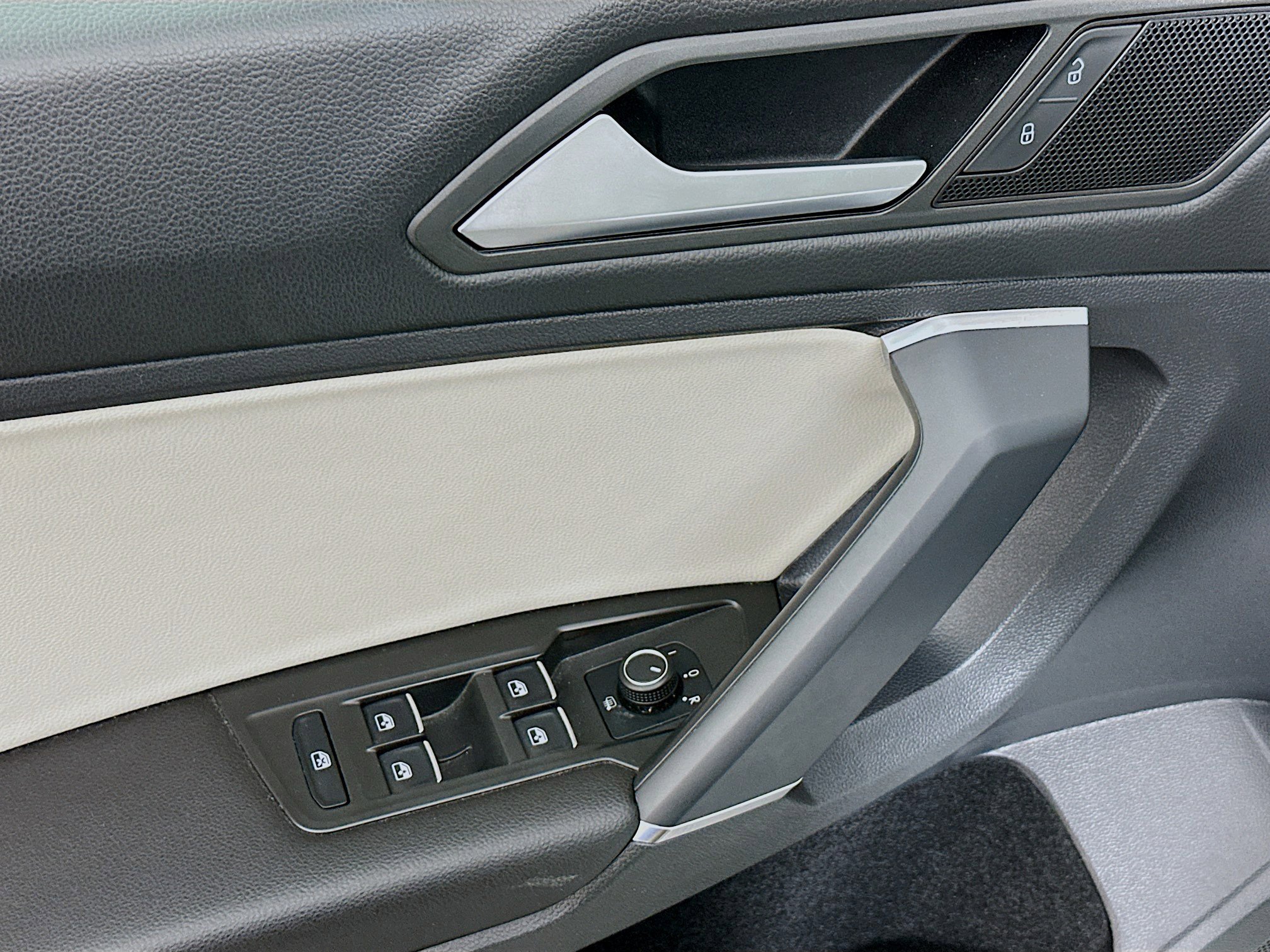 Used 2020 Volkswagen Tiguan SE w/ Panoramic Sunroof Package FWD image 15