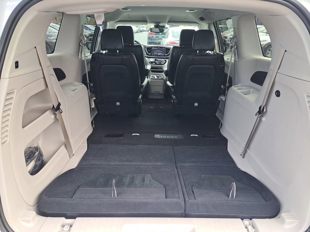 Used 2024 Chrysler Pacifica Touring-L image 19