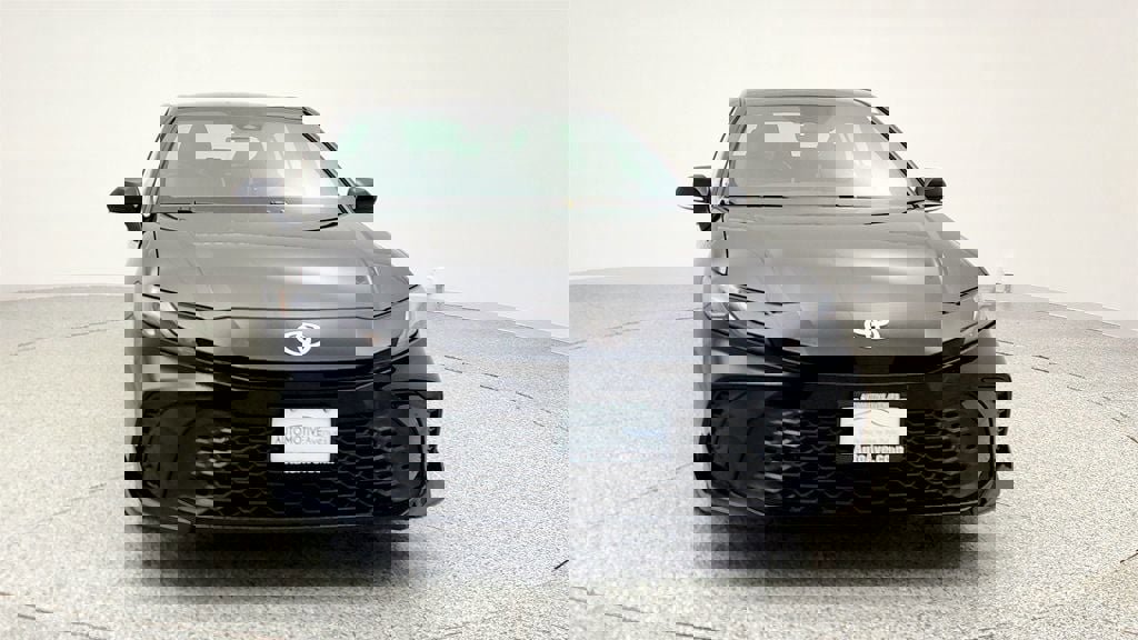 Used 2025 Toyota Camry SE w/ Convenience Package image 2