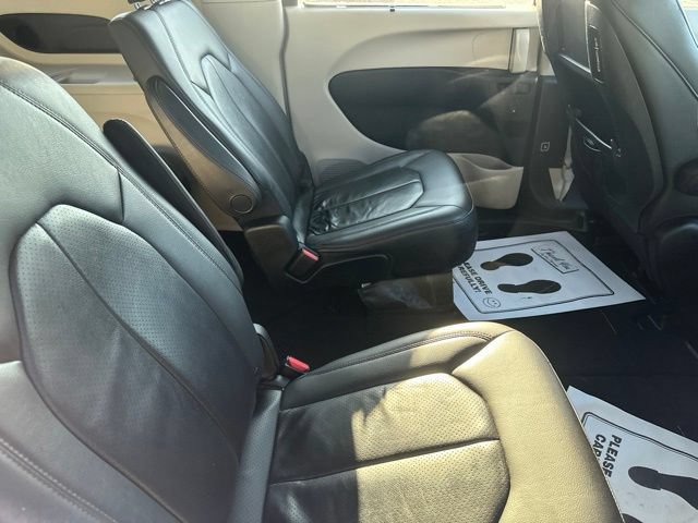 Used 2017 Chrysler Pacifica Touring-L Plus w/ Tire & Wheel Group FWD image 16