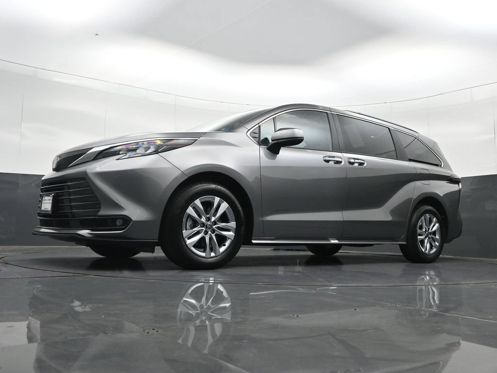 Used 2026 Toyota Sienna XLE FWD image 36