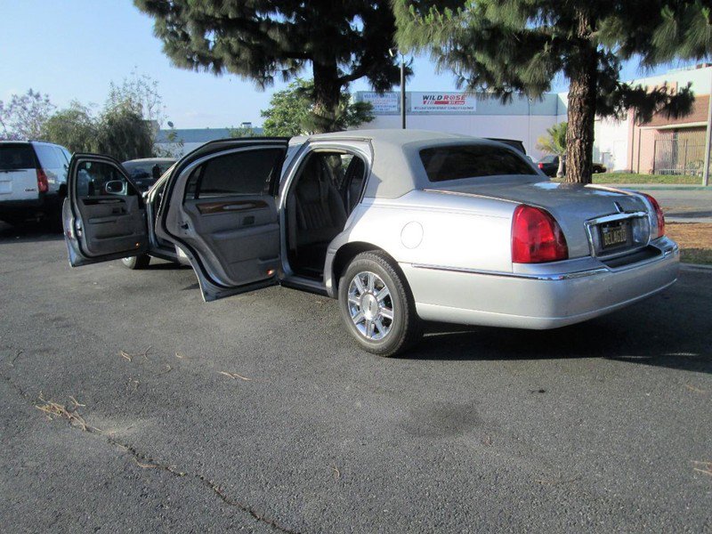 Used 2009 Lincoln Town Car Executive image 26