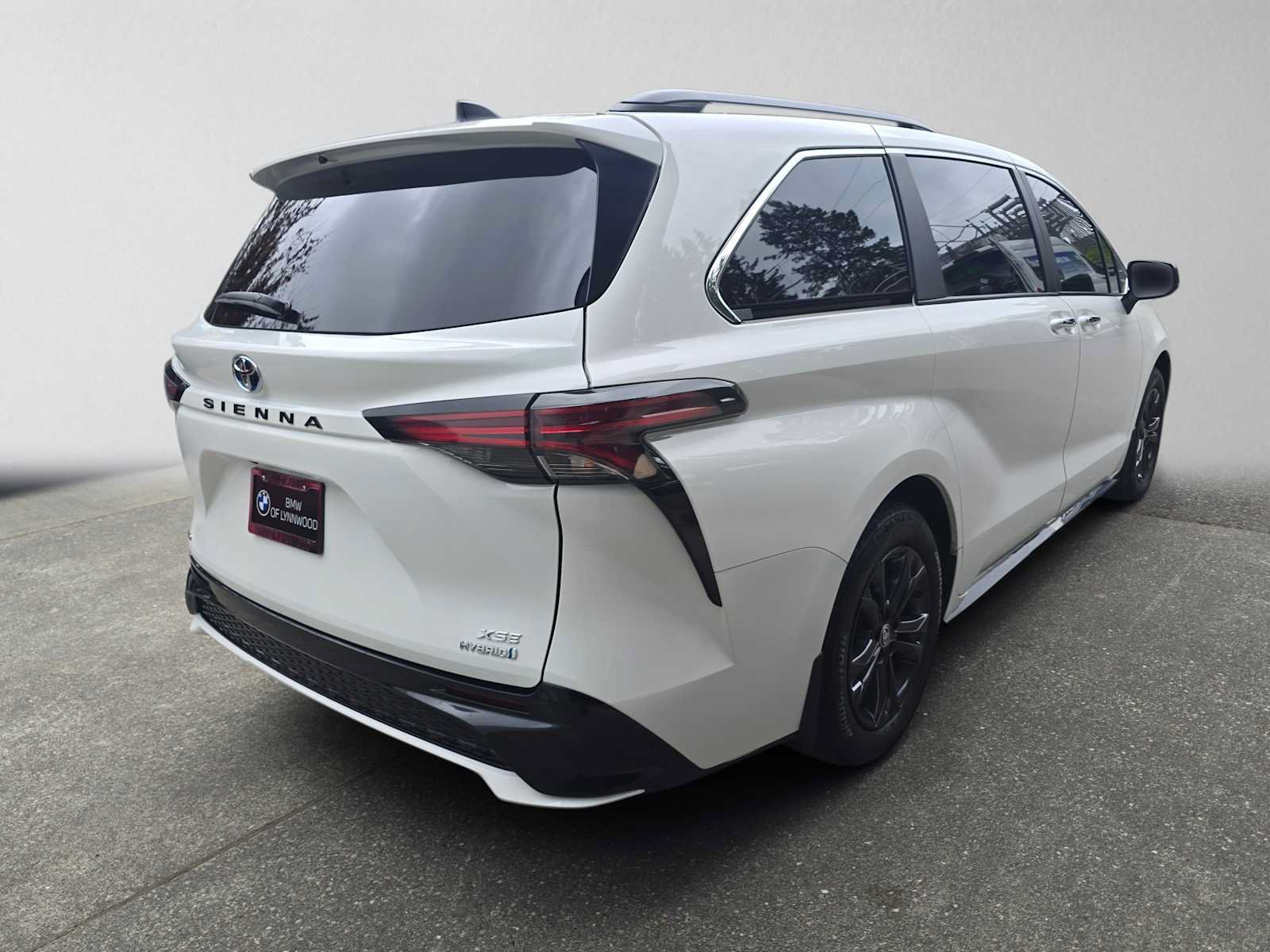 Used 2024 Toyota Sienna XSE AWD/4WD image 3