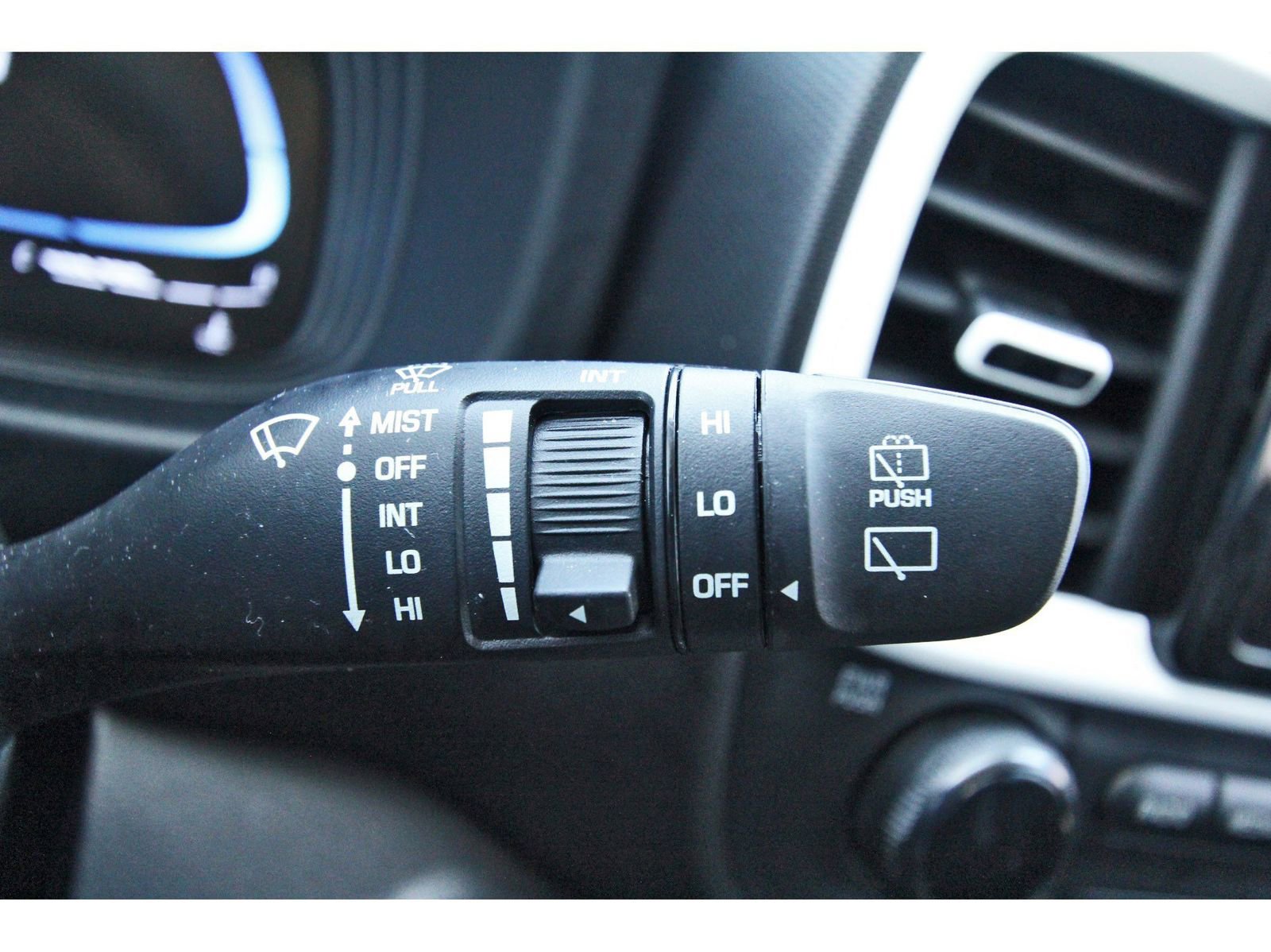 Used 2025 Hyundai Venue Limited image 22