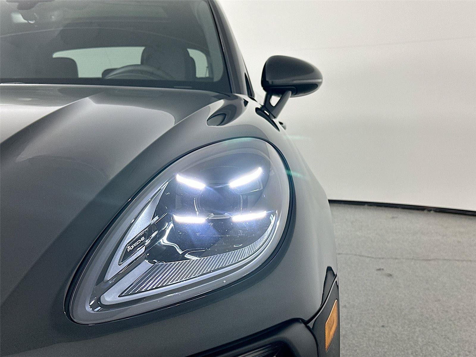 Certified 2025 Porsche Macan AWD/4WD image 15