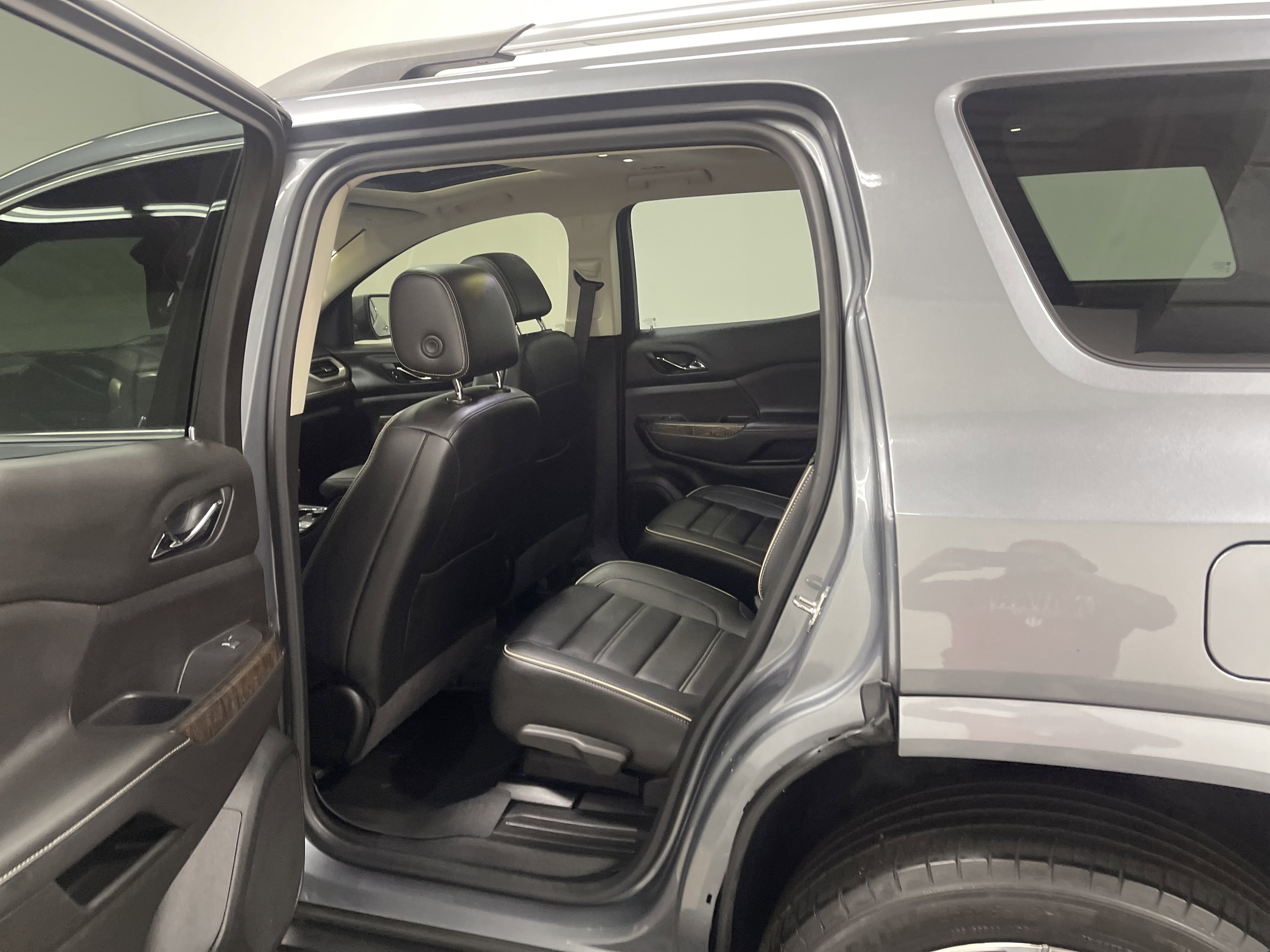 Used 2022 GMC Acadia Denali w/ Denali Ultimate Package image 13