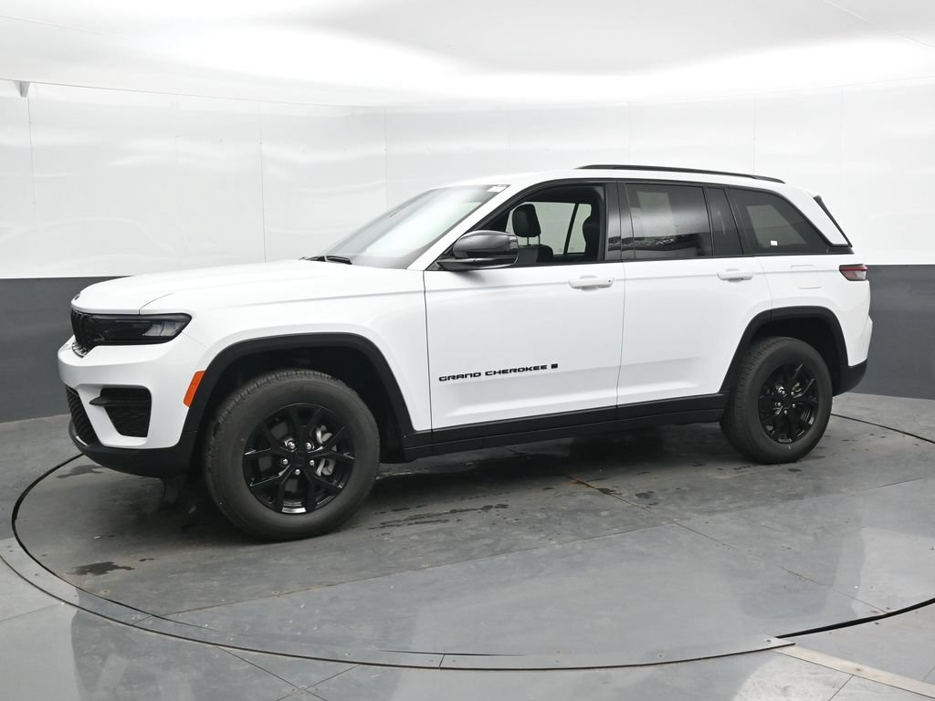 Used 2025 Jeep Grand Cherokee Altitude AWD/4WD image 7