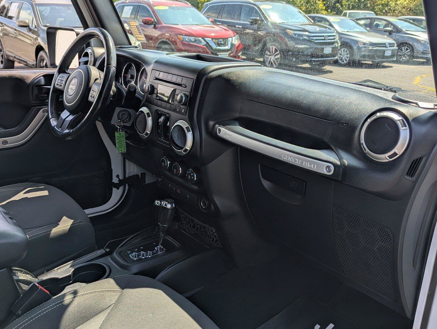 Used 2018 Jeep Wrangler Unlimited Sahara w/ Connectivity Group AWD/4WD image 31
