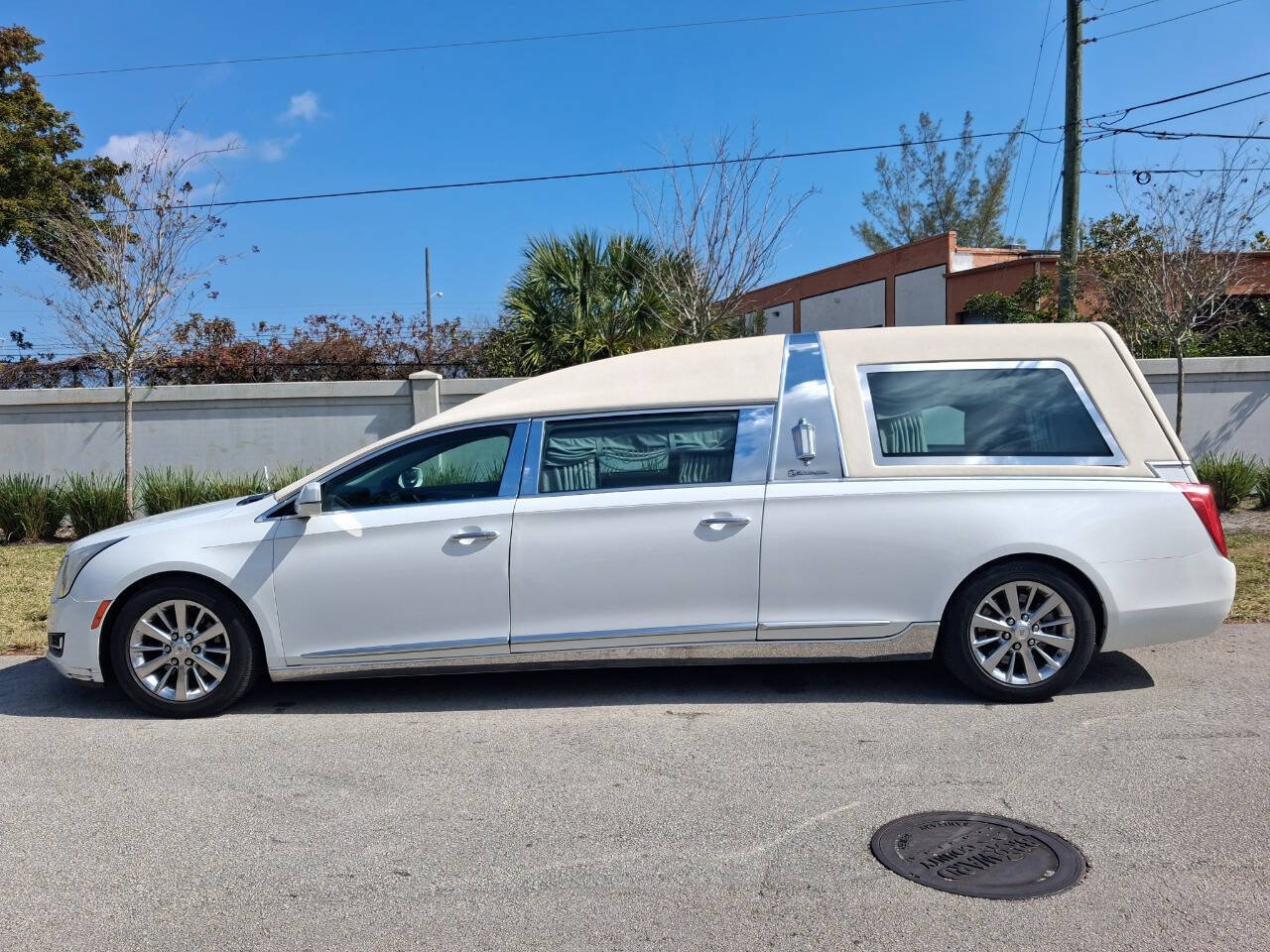 Used 2014 Cadillac XTS Hearse image 1