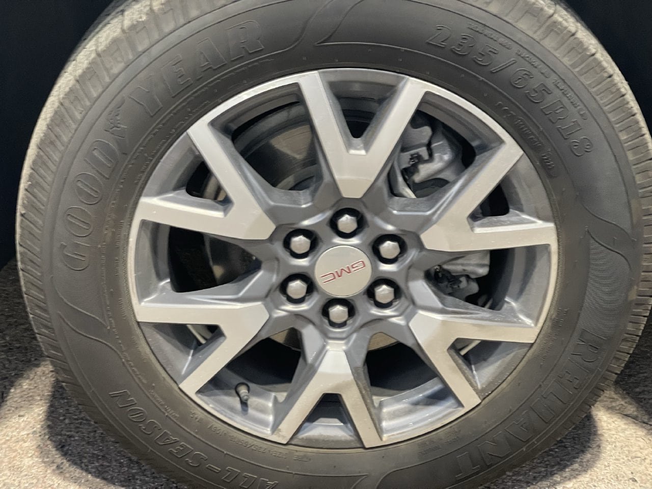 Used 2023 GMC Acadia SLT w/ Preferred Package FWD image 4