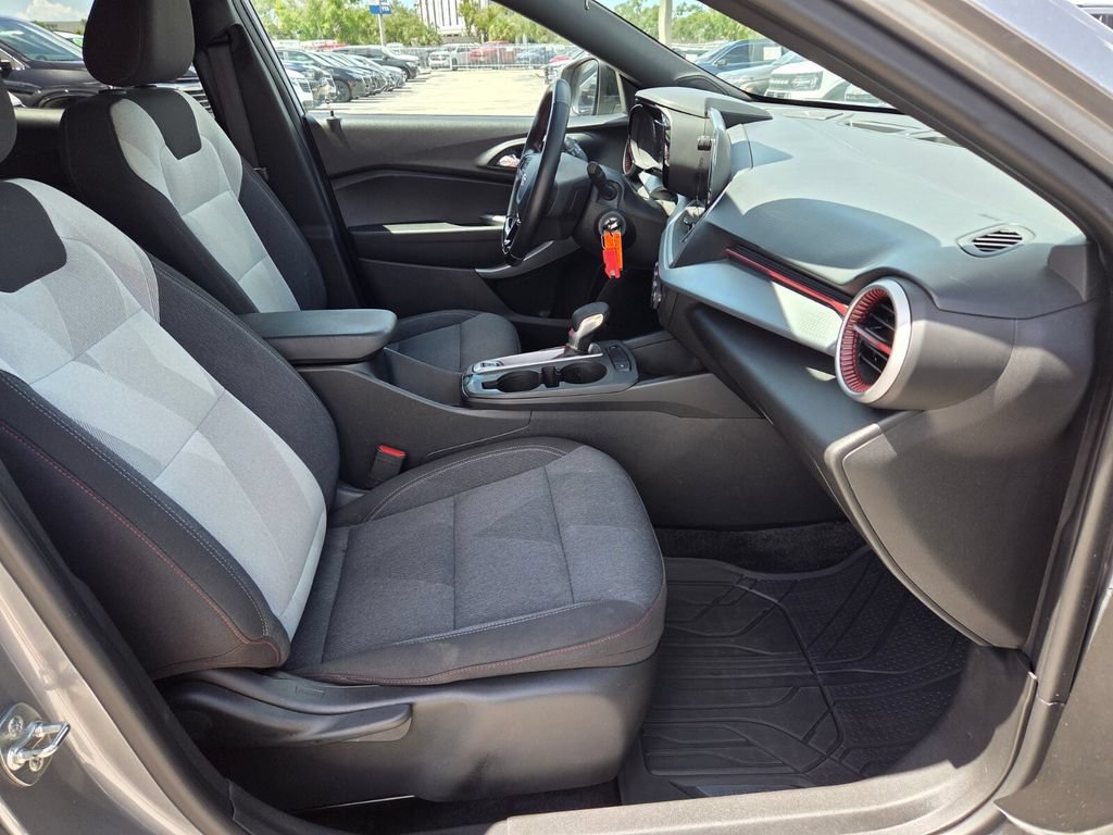 Used 2024 Chevrolet Trax RS FWD image 15