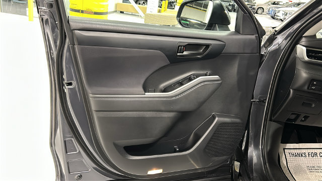 Used 2020 Toyota Highlander LE AWD/4WD image 9