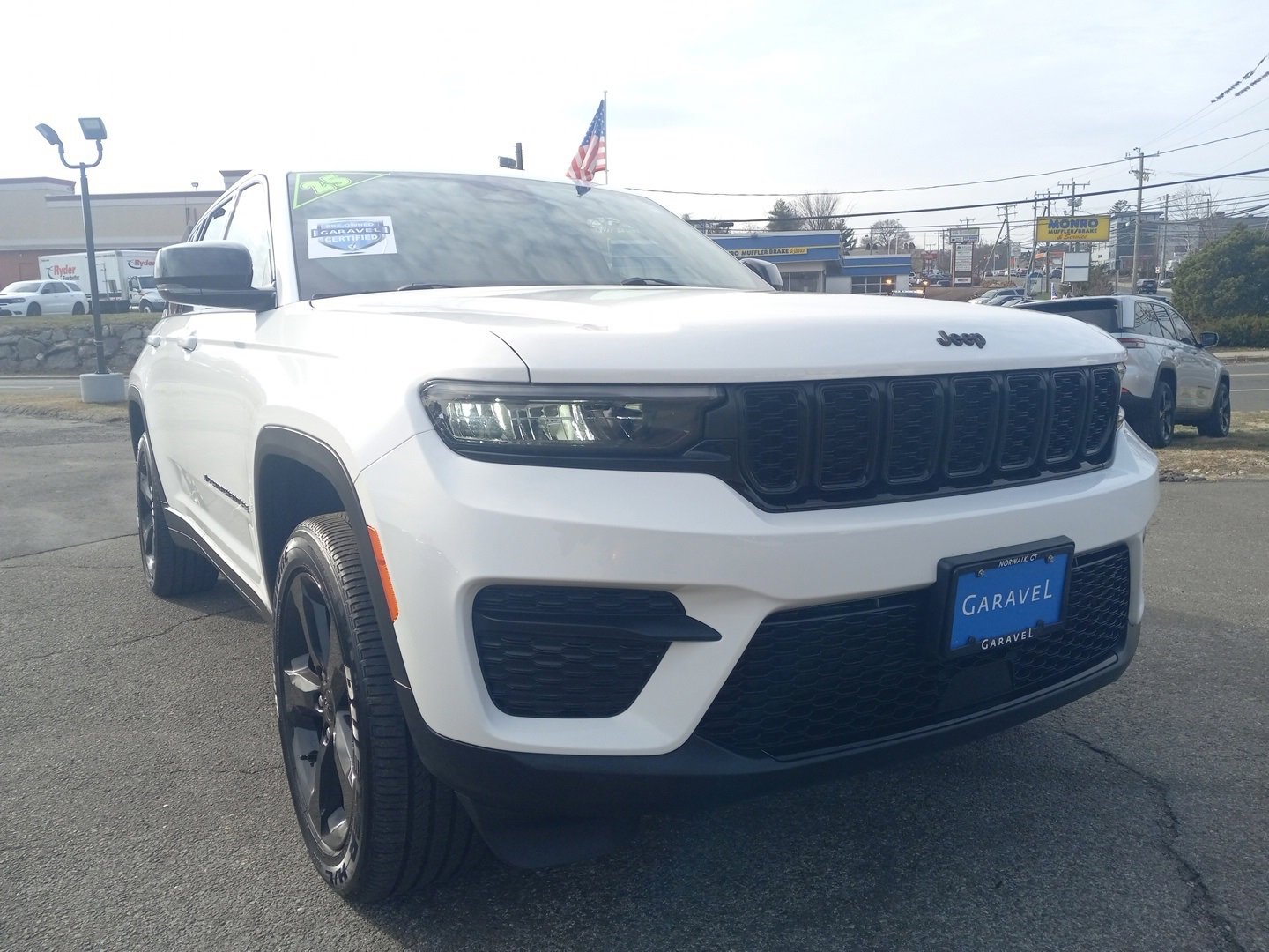 Used 2025 Jeep Grand Cherokee Altitude image 9