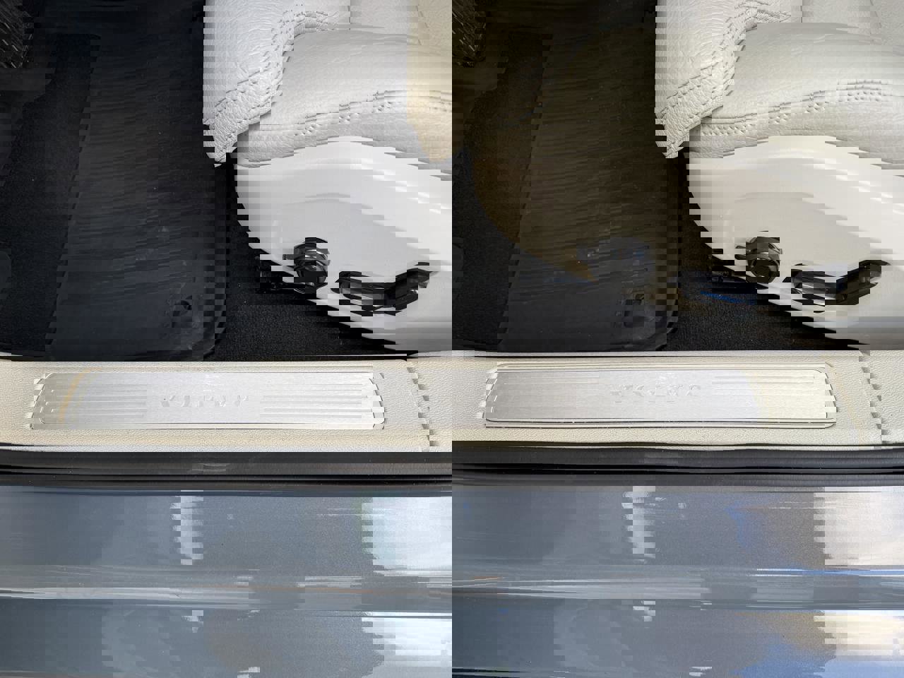 Used 2023 Volvo S60 B5 Ultimate w/ Climate Package image 12