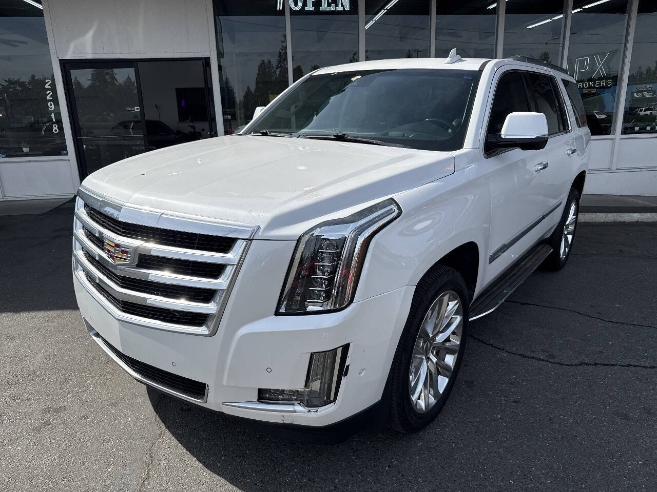 Used 2018 Cadillac Escalade Luxury AWD/4WD image 1