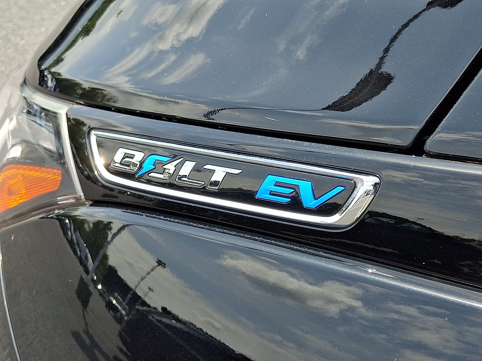 Used 2017 Chevrolet Bolt Premier w/ Driver Confidence II Package FWD image 30