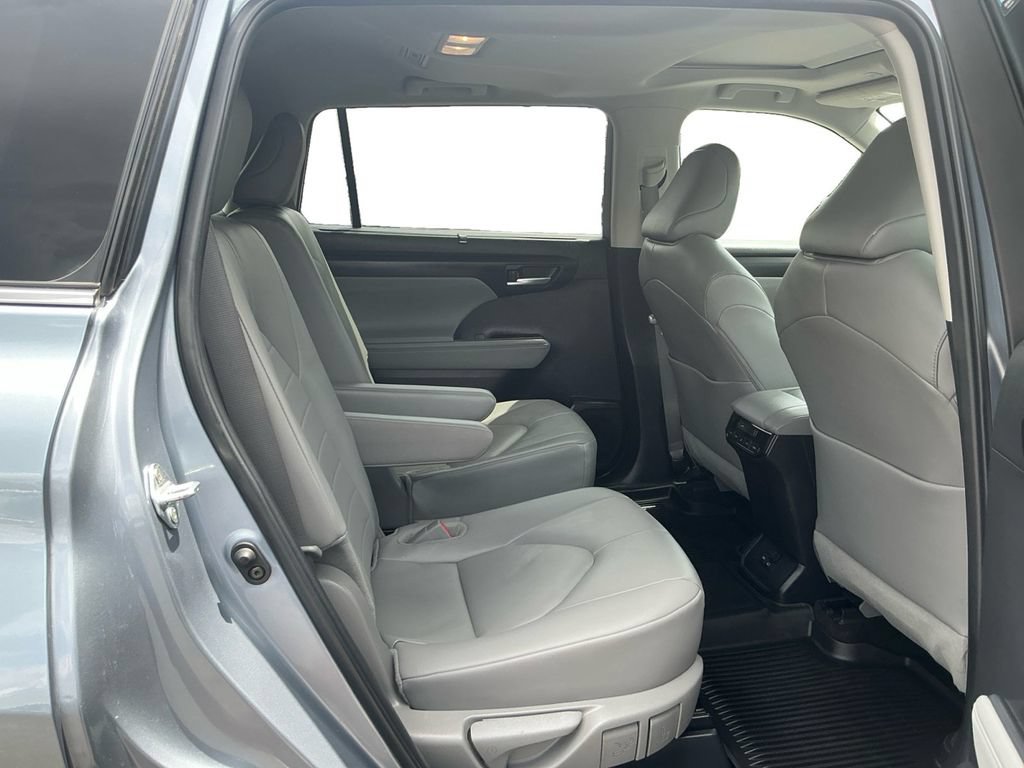 Used 2024 Toyota Highlander XLE FWD image 23