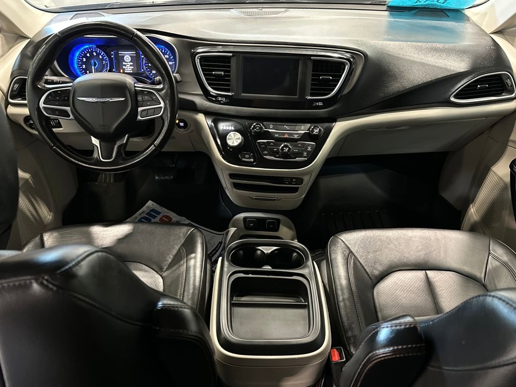 Used 2020 Chrysler Pacifica Touring-L FWD image 24