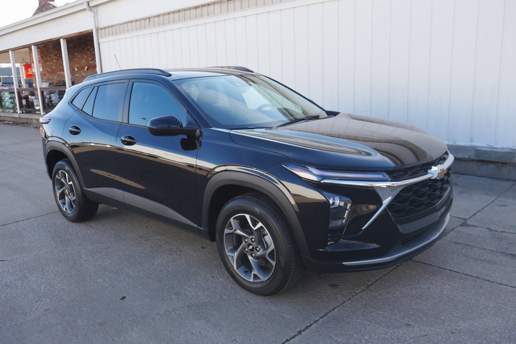 Used 2025 Chevrolet Trax LT w/ Driver Confidence Package image 2